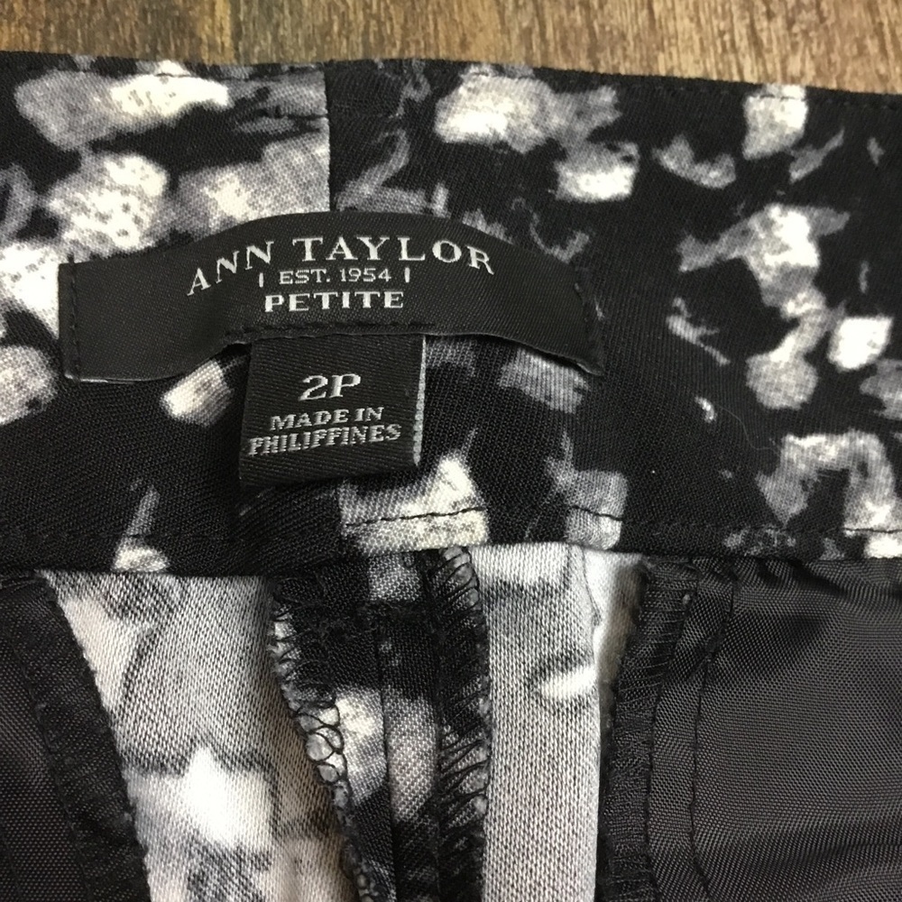 ANN Taylor Black and Grey Floral Career Pant Size 2P - Picture 6 of 6